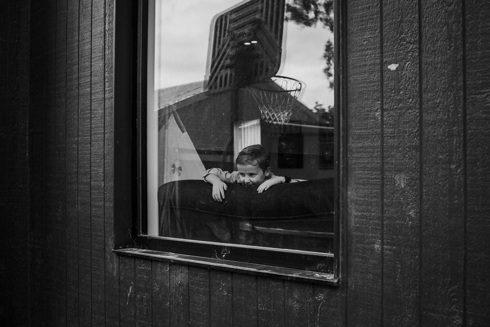 Kids playing during a relaxed in-home family photo session